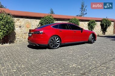 Ліфтбек Tesla Model S 2015 в Чернівцях