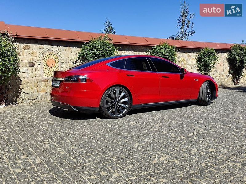 Ліфтбек Tesla Model S 2015 в Чернівцях