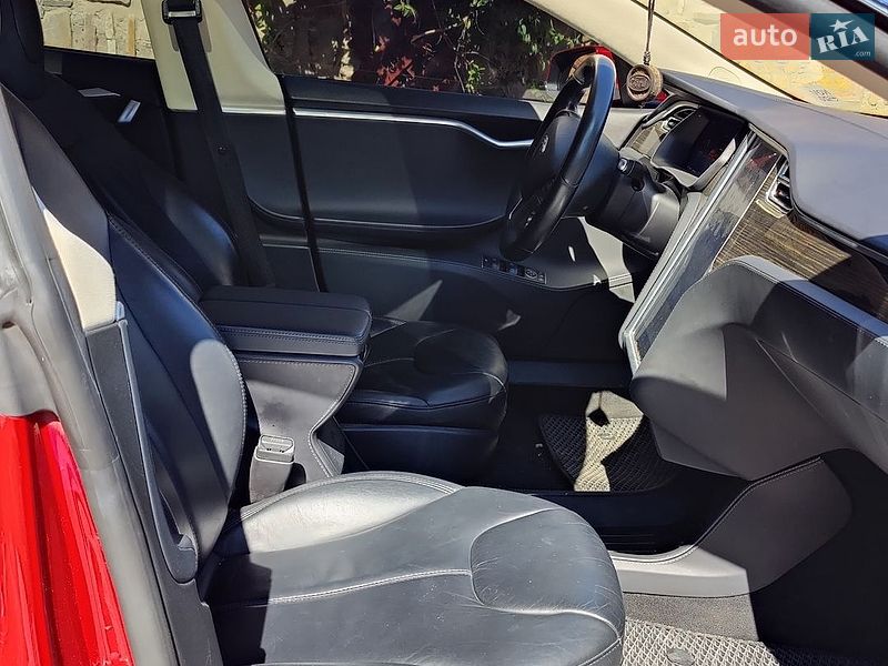 Ліфтбек Tesla Model S 2015 в Чернівцях
