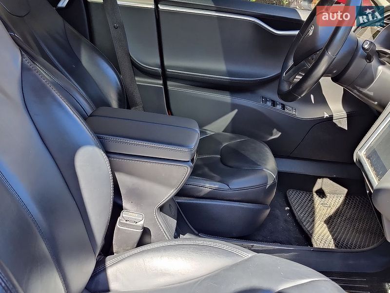 Ліфтбек Tesla Model S 2015 в Чернівцях