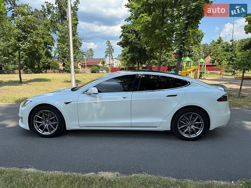 Лифтбек Tesla Model S 2016 в Буче