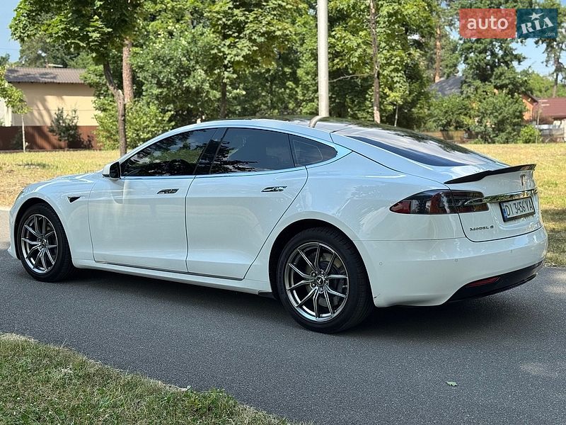 Лифтбек Tesla Model S 2016 в Буче
