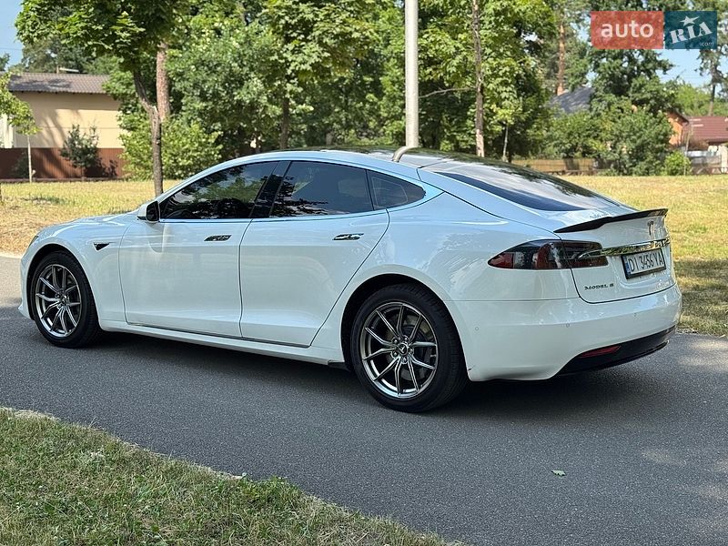 Лифтбек Tesla Model S 2016 в Буче