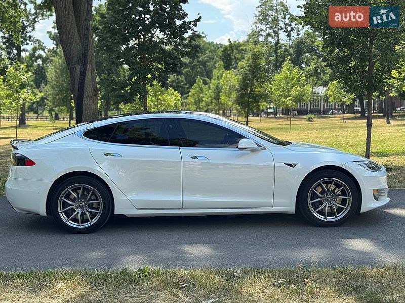 Лифтбек Tesla Model S 2016 в Буче