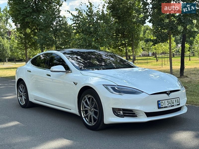 Лифтбек Tesla Model S 2016 в Буче