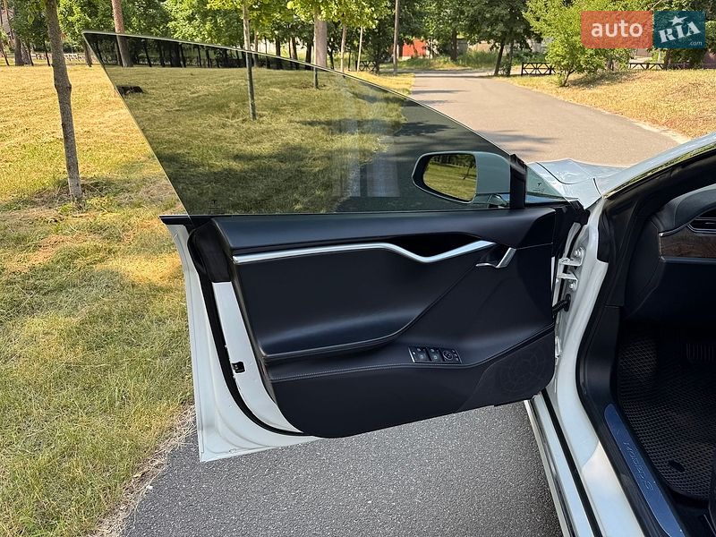 Лифтбек Tesla Model S 2016 в Буче