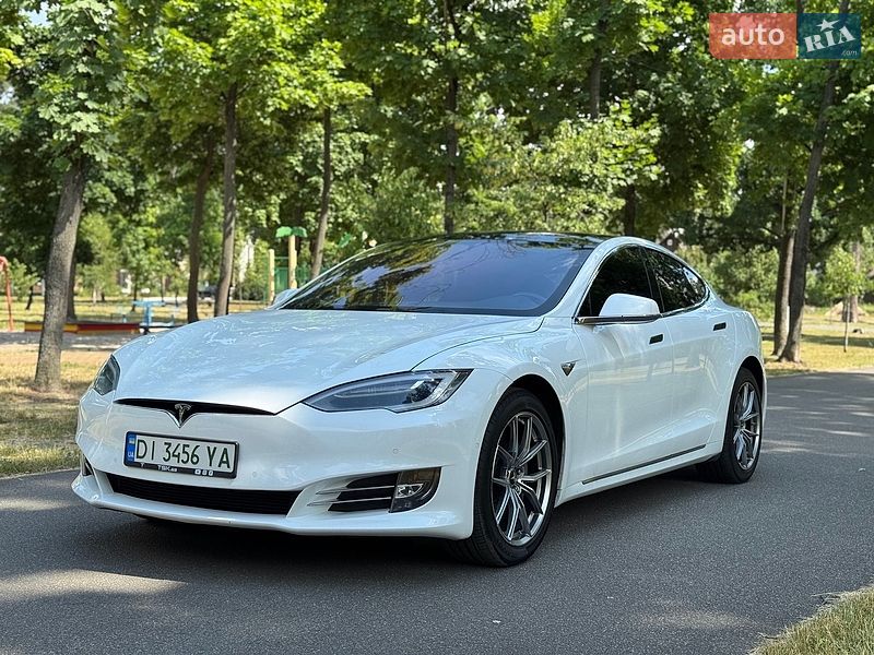 Лифтбек Tesla Model S 2016 в Буче
