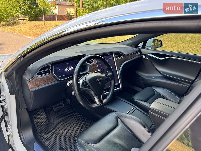 Лифтбек Tesla Model S 2016 в Буче
