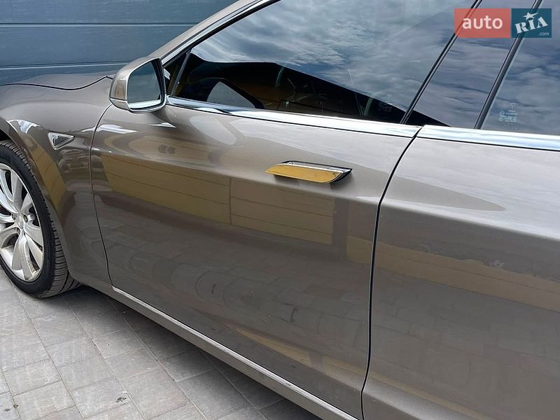 Лифтбек Tesla Model S 2016 в Полтаве