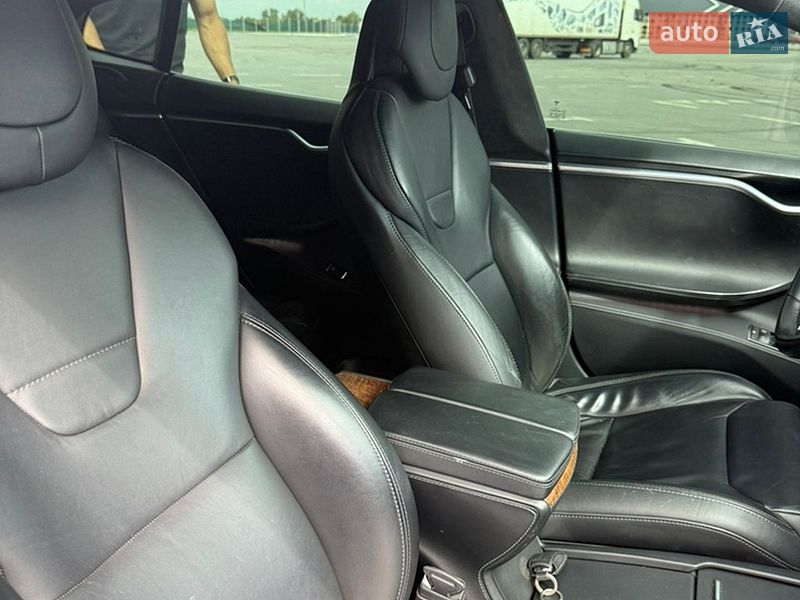 Ліфтбек Tesla Model S 2017 в Дніпрі фото 10 Ліфтбек Tesla Model S 2017 в Дніпрі
