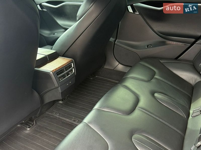 Ліфтбек Tesla Model S 2017 в Дніпрі фото 13 Ліфтбек Tesla Model S 2017 в Дніпрі