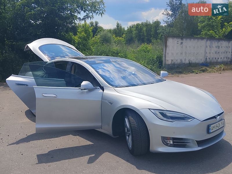 Лифтбек Tesla Model S 2016 в Житомире