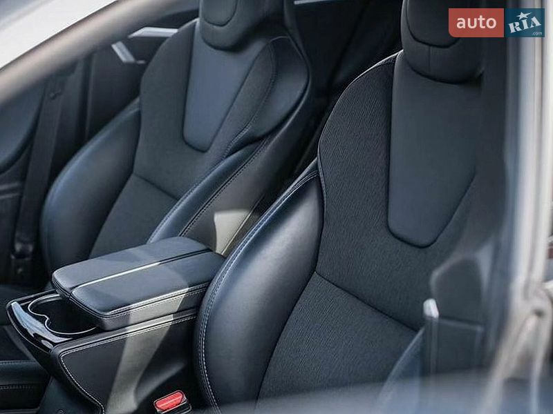 Лифтбек Tesla Model S 2017 в Виннице