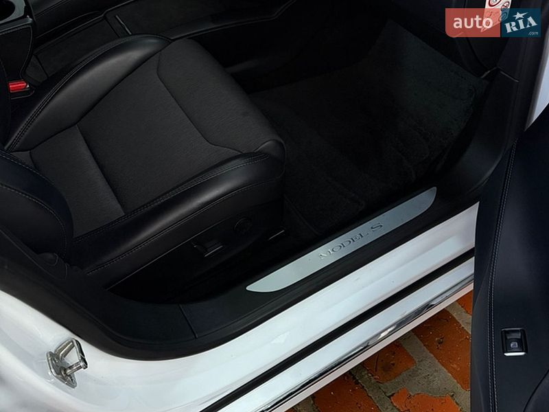 Лифтбек Tesla Model S 2018 в Киеве