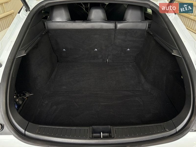 Лифтбек Tesla Model S 2018 в Киеве