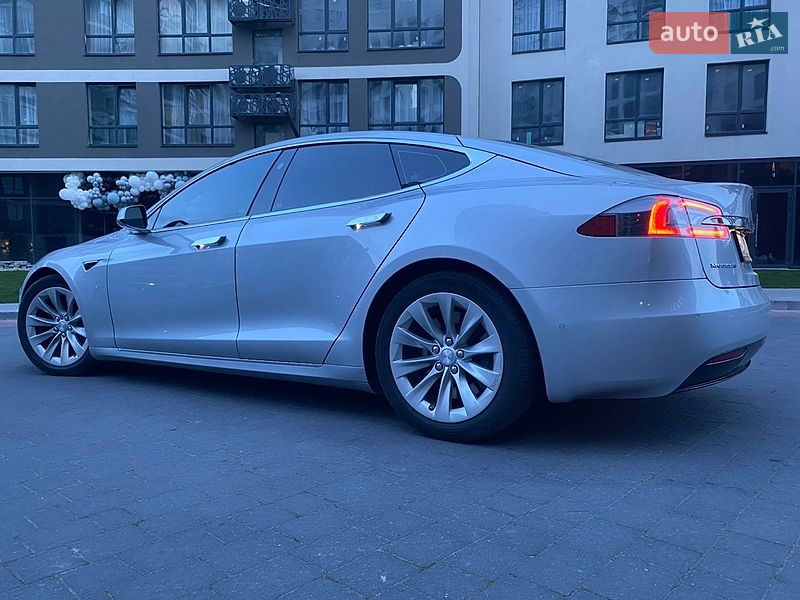 Лифтбек Tesla Model S 2016 в Львове