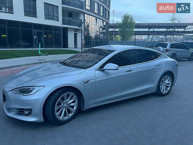 Лифтбек Tesla Model S 2016 в Львове