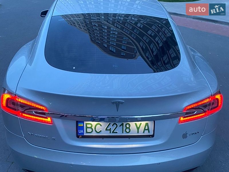 Лифтбек Tesla Model S 2016 в Львове