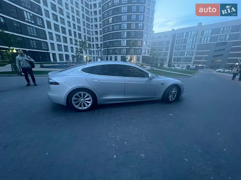 Лифтбек Tesla Model S 2016 в Львове