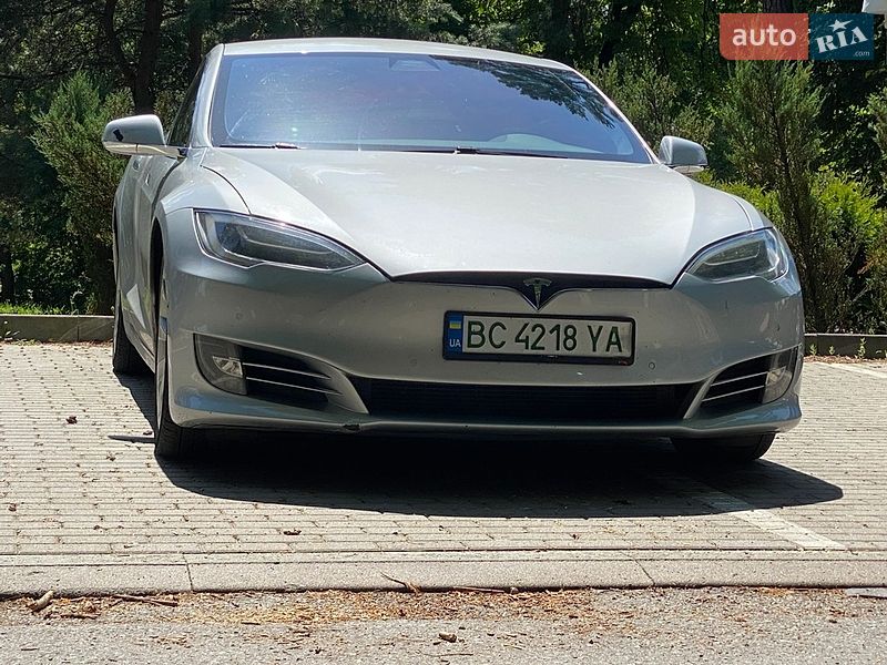 Лифтбек Tesla Model S 2016 в Львове