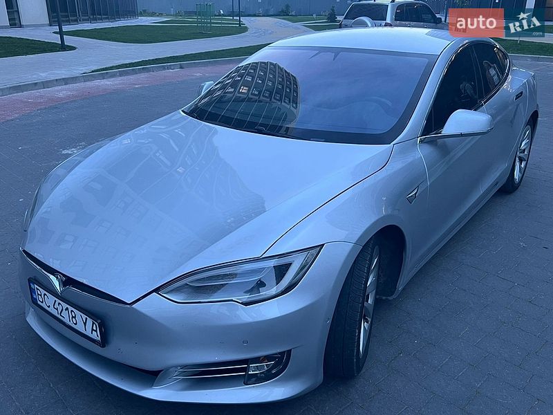 Лифтбек Tesla Model S 2016 в Львове