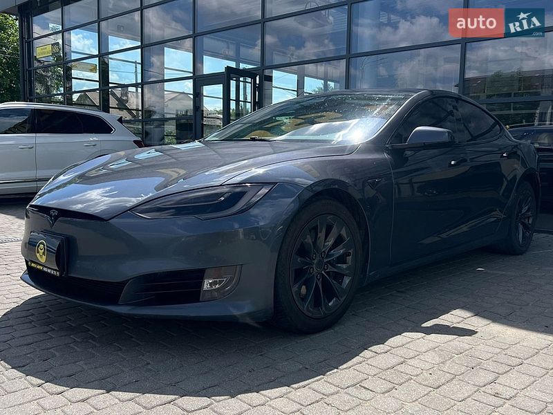 Лифтбек Tesla Model S 2017 в Ивано-Франковске