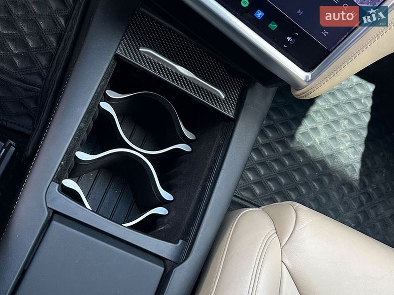 Лифтбек Tesla Model S 2017 в Ивано-Франковске