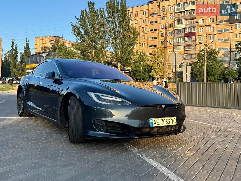 Ліфтбек Tesla Model S 2017 в Кривому Розі