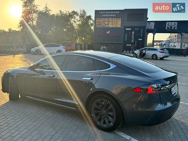 Ліфтбек Tesla Model S 2017 в Кривому Розі