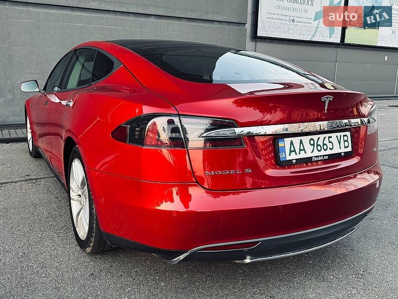 Лифтбек Tesla Model S 2014 в Киеве