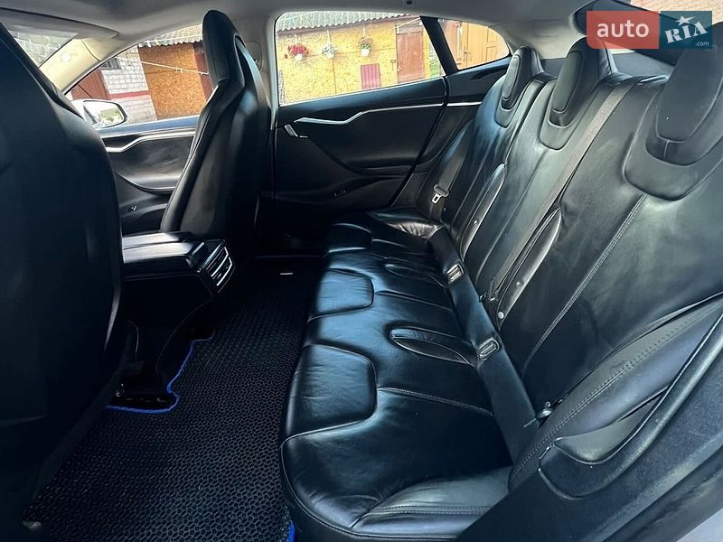 Лифтбек Tesla Model S 2014 в Млинове