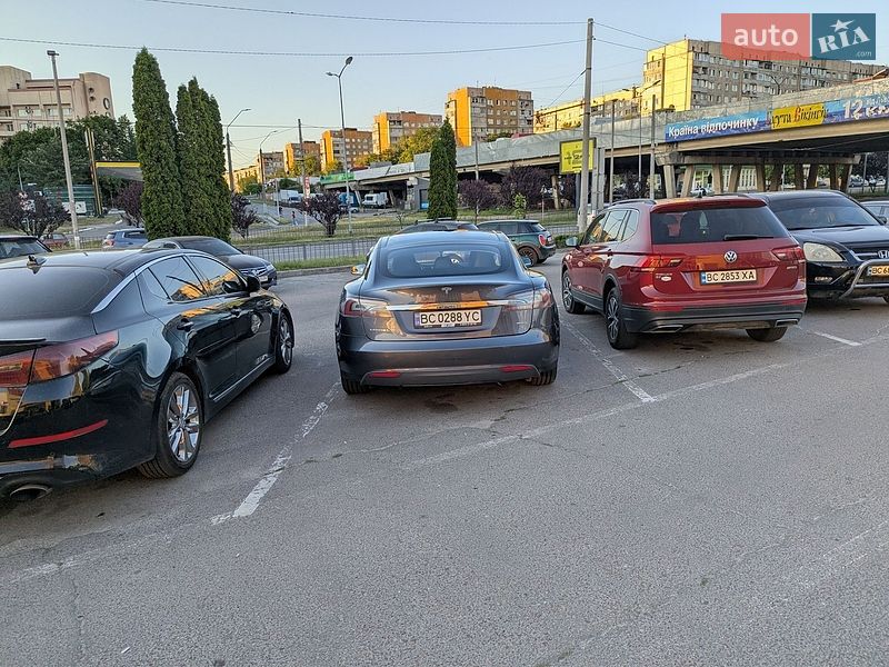 Ліфтбек Tesla Model S 2015 в Львові