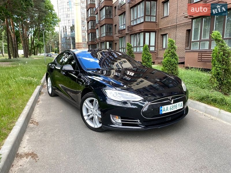 Лифтбек Tesla Model S 2015 в Чернигове