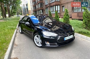 Лифтбек Tesla Model S 2015 в Чернигове