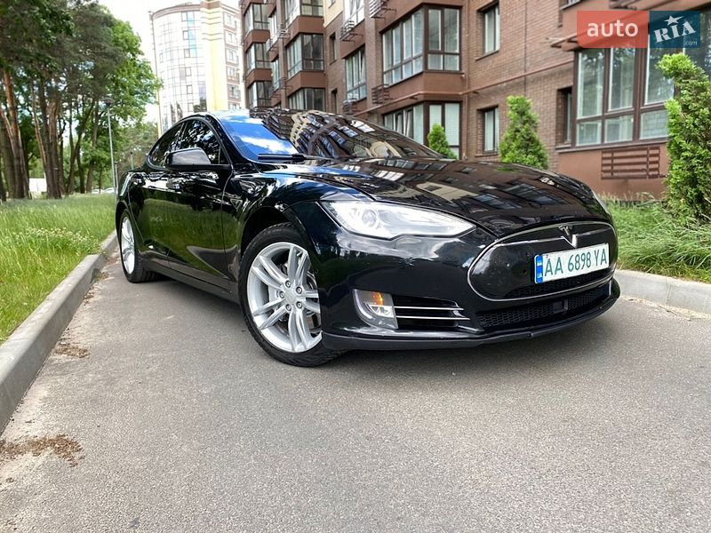 Лифтбек Tesla Model S 2015 в Чернигове