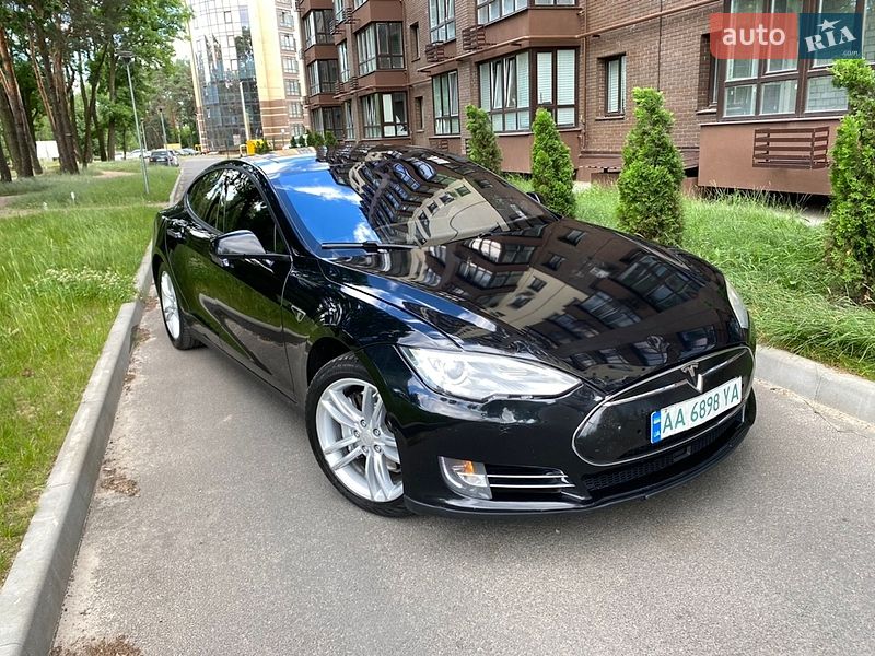 Лифтбек Tesla Model S 2015 в Чернигове