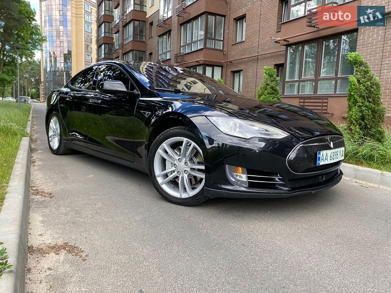 Лифтбек Tesla Model S 2015 в Чернигове