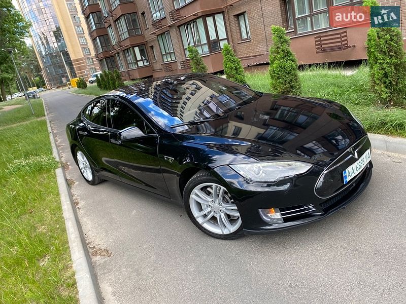 Лифтбек Tesla Model S 2015 в Чернигове