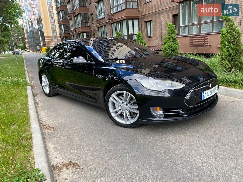 Лифтбек Tesla Model S 2015 в Чернигове