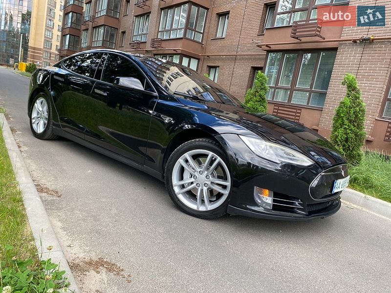 Лифтбек Tesla Model S 2015 в Чернигове