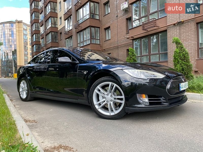Лифтбек Tesla Model S 2015 в Чернигове