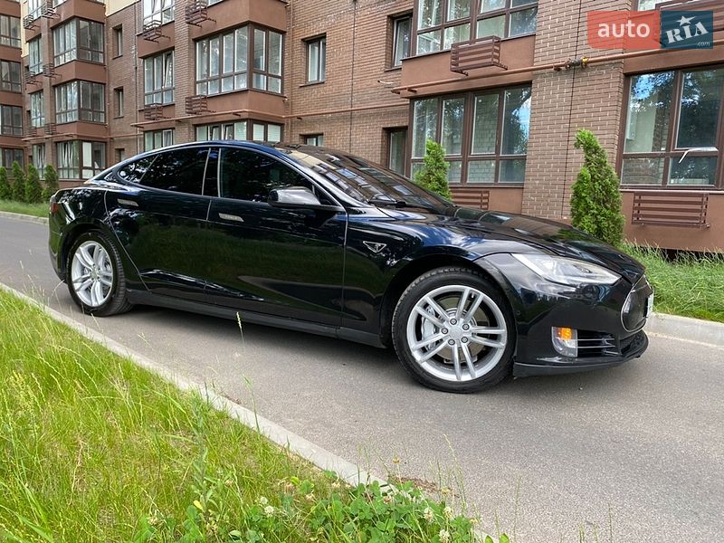Лифтбек Tesla Model S 2015 в Чернигове