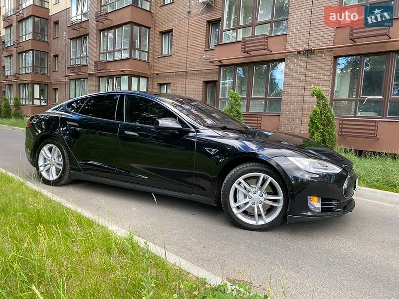 Лифтбек Tesla Model S 2015 в Чернигове