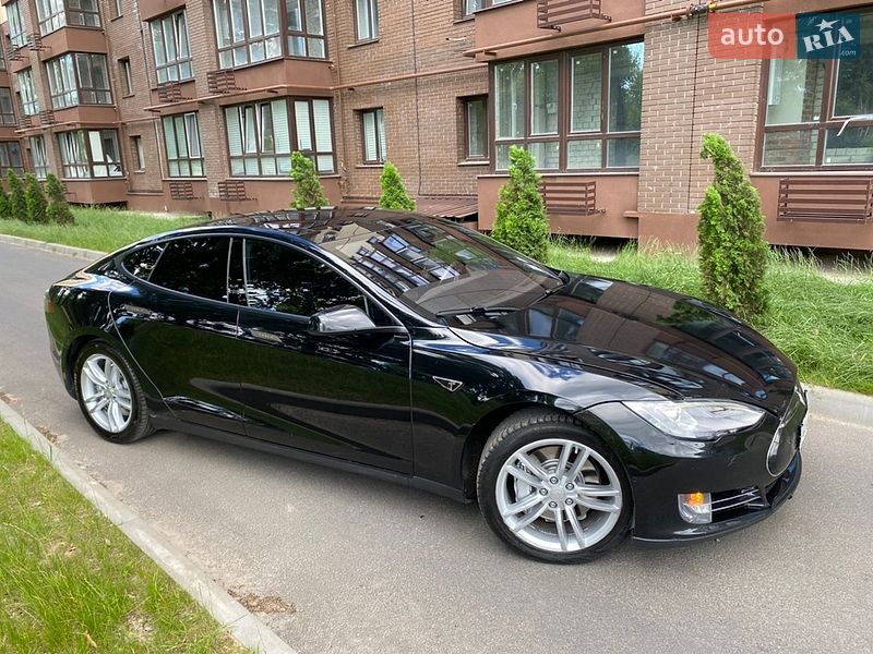 Лифтбек Tesla Model S 2015 в Чернигове