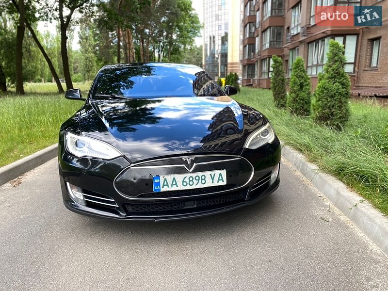 Лифтбек Tesla Model S 2015 в Чернигове