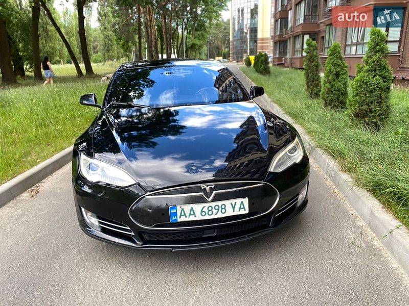 Лифтбек Tesla Model S 2015 в Чернигове