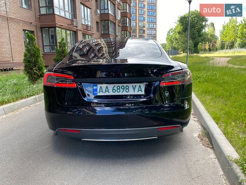 Лифтбек Tesla Model S 2015 в Чернигове