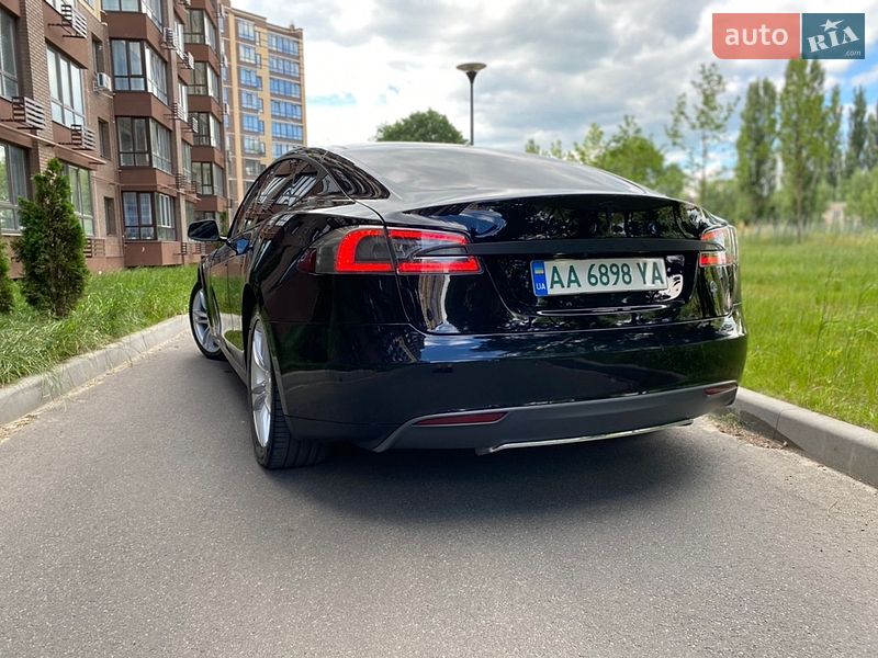 Лифтбек Tesla Model S 2015 в Чернигове