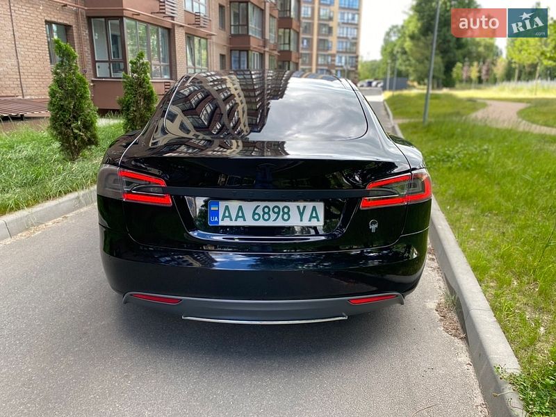 Лифтбек Tesla Model S 2015 в Чернигове
