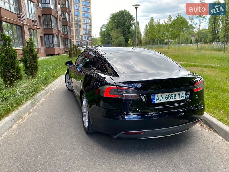 Лифтбек Tesla Model S 2015 в Чернигове